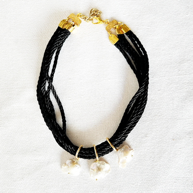 choker negra con perlas barrocas colgantes