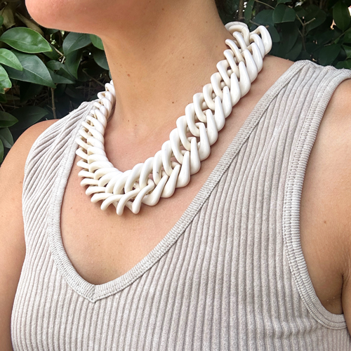Collar cadena resina plana