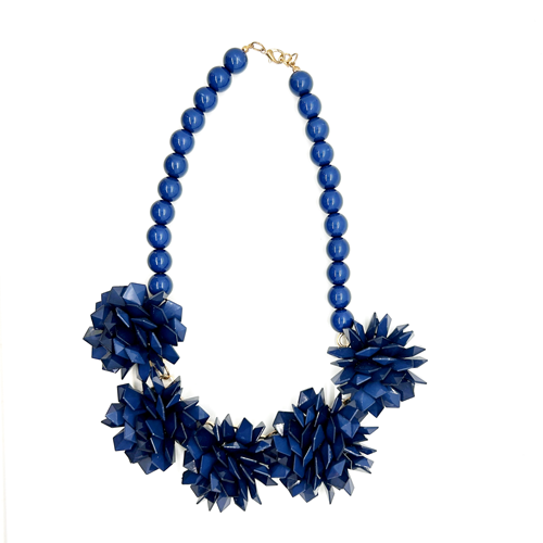 collar corto de flores azules