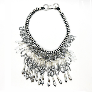 collar plateado de cristales