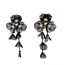 Cargar imagen en el visor de la galería, caravanas de flores negras

