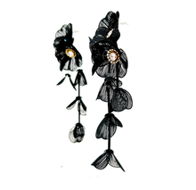 Cargar imagen en el visor de la galería, Caravanas triple flor con petalos

