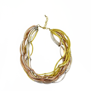 collar corto de metal dorado