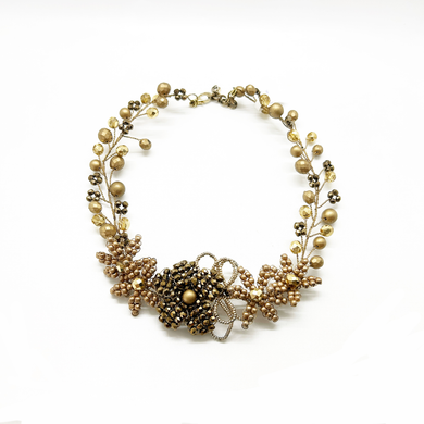collar dorado de cristal 
