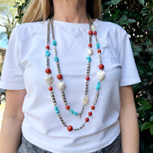 Cargar imagen en el visor de la galería, Collar cadena  con coral nacar y turquesa
