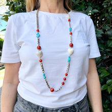 Cargar imagen en el visor de la galería, Collar cadena  con coral nacar y turquesa
