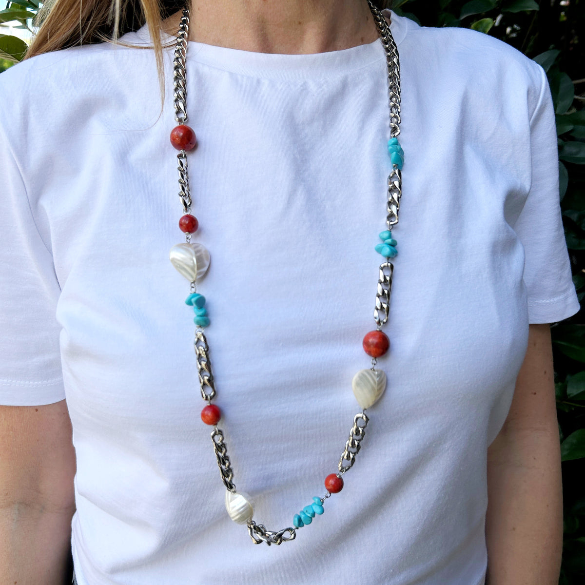 Collar cadena con coral, nácar y turquesa, vista 3 – Fahoma