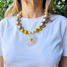 Cargar imagen en el visor de la galería, Collar combinación de perlas con dije flor
