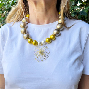 Collar combinación de perlas con dije flor