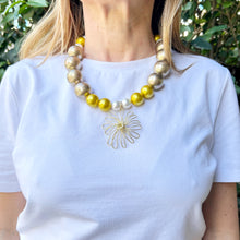 Cargar imagen en el visor de la galería, Collar combinación de perlas con dije flor
