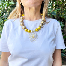 Cargar imagen en el visor de la galería, Collar combinación de perlas con dije flor

