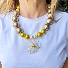 Cargar imagen en el visor de la galería, Collar combinación de perlas con dije flor
