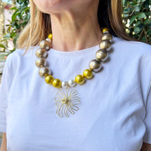 Cargar imagen en el visor de la galería, Collar combinación de perlas con dije flor
