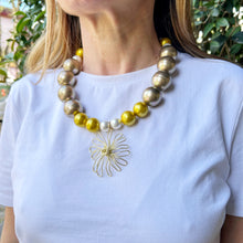 Cargar imagen en el visor de la galería, Collar combinación de perlas con dije flor

