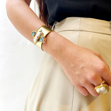 Cargar imagen en el visor de la galería, Brazalete con piedra geométrica
