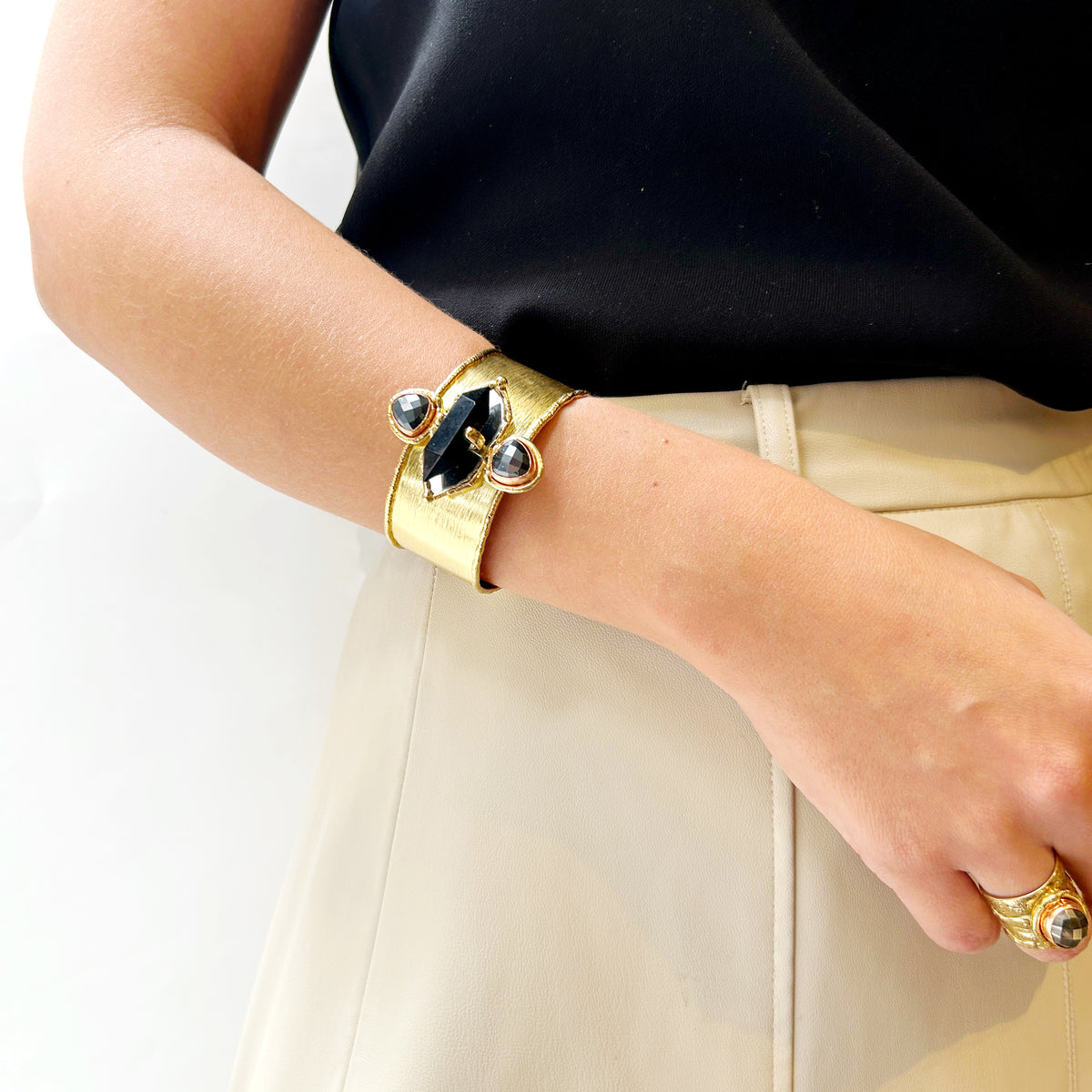 Brazalete con piedra geométrica, vista 7 – Fahoma