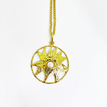 Cargar imagen en el visor de la galería, collar dije de sol
