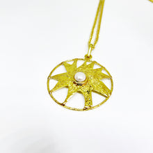 Cargar imagen en el visor de la galería, Collar dije sol con perla
