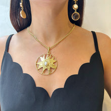 Cargar imagen en el visor de la galería, Collar dije sol con perla
