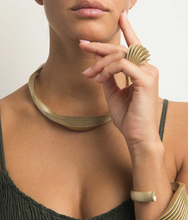 Cargar imagen en el visor de la galería, Collar con volumen
