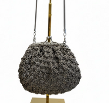 Cargar imagen en el visor de la galería, Bolso tejido gris y negro
