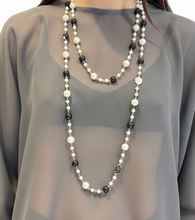 Cargar imagen en el visor de la galería, Collar largo perlas blancas y negras
