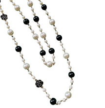 Cargar imagen en el visor de la galería, Collar largo perlas blancas y negras

