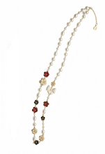 Cargar imagen en el visor de la galería, Collar moños y perlas
