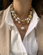 Cargar imagen en el visor de la galería, Collar dorado  y perlas
