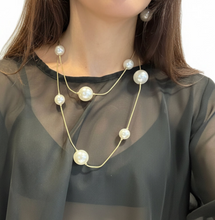 Cargar imagen en el visor de la galería, Collar largo cadena y perlas
