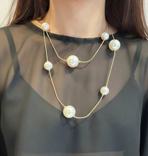 Cargar imagen en el visor de la galería, Collar largo cadena y perlas
