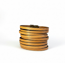 Cargar imagen en el visor de la galería, pulsera de cuero y resina 
