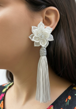 Cargar imagen en el visor de la galería, Caravanas flor perlada con fleco
