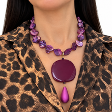 Cargar imagen en el visor de la galería, Collar violeta nacar y resina
