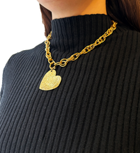 Cargar imagen en el visor de la galería, collar de corazon dorado
