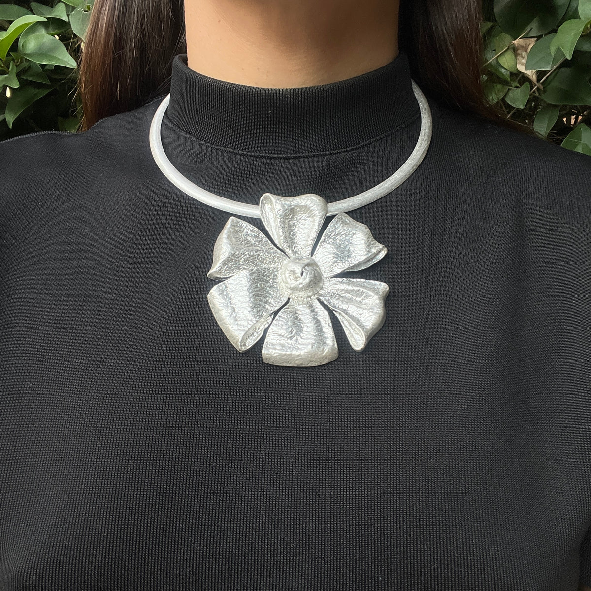 Choker con flor de metal – Fahoma, bijouterie en Uruguay