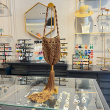 Cargar imagen en el visor de la galería, Bolso limosnero macrame
