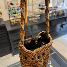 Cargar imagen en el visor de la galería, Bolso limosnero macrame
