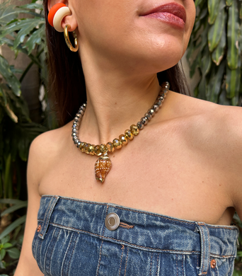 collar  de cristales con caracol 