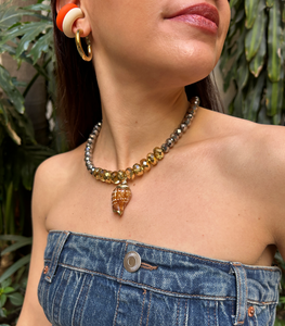 collar  de cristales con caracol 