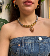 Cargar imagen en el visor de la galería, Collar dorado y plateado con caracol
