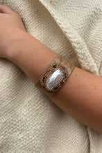 Cargar imagen en el visor de la galería, Pulsera piel y perla barroca
