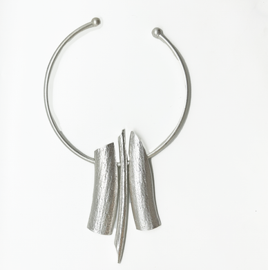 collar plateado de metal 