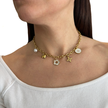 Cargar imagen en el visor de la galería, Collar dijes blancos y dorados
