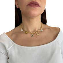 Cargar imagen en el visor de la galería, Collar dijes blancos y dorados

