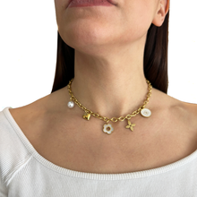 Cargar imagen en el visor de la galería, Collar dijes blancos y dorados
