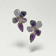 Cargar imagen en el visor de la galería, Caravanas flores de piedras naturales
