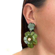 Cargar imagen en el visor de la galería, Caravanas flor de resina colgante
