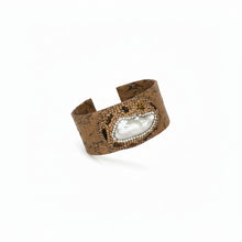 Cargar imagen en el visor de la galería, Pulsera piel y perla barroca

