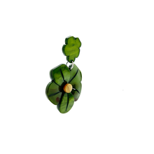 Cargar imagen en el visor de la galería, Caravanas flor de resina colgante
